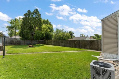Welcome home to this charming 3-bedroom gem, perfectly situated - photo 19