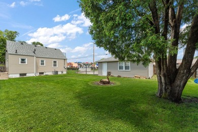 Welcome home to this charming 3-bedroom gem, perfectly situated - photo 20