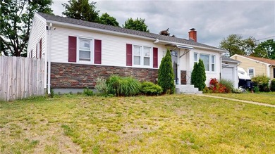 Welcome to 27 Amherst Road, a beautifully maintained ranch - photo 2