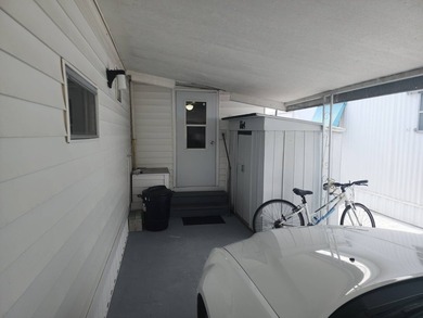 Welcome to this charming 2 bedroom, 1 bath in a terrific, 55+ - photo 4