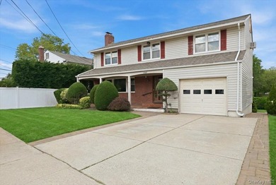 Welcome to this beautifully maintained Colonial, offering the - photo 2