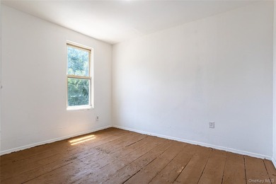 Colonial-style home featuring 4 bedrooms, 1.5 baths, formal - photo 17