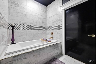 Welcome to this exquisite residence in the highly desirable - photo 22