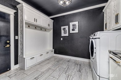 Welcome to this exquisite residence in the highly desirable - photo 36