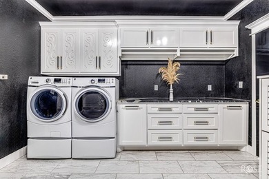 Welcome to this exquisite residence in the highly desirable - photo 37