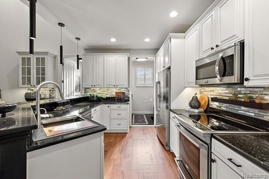 **LUXURY MODERN CONDO IN TROY** New HVAC system with a 10-year - photo 8