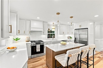 Welcome to a gorgeous reinvention of an 1880 gem in the heart of - photo 5