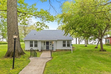The epitome of a classic 1930s lake cottage, beautifully - photo 2
