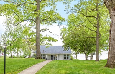 The epitome of a classic 1930s lake cottage, beautifully - photo 3