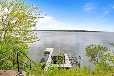 The epitome of a classic 1930s lake cottage, beautifully - photo 4