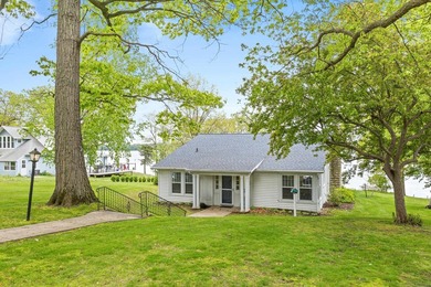 The epitome of a classic 1930s lake cottage, beautifully - photo 5