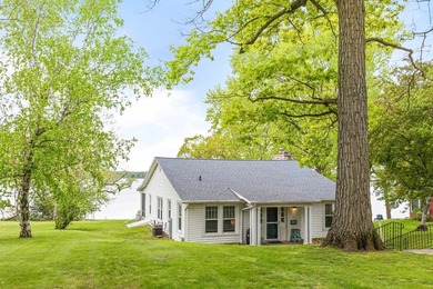 The epitome of a classic 1930s lake cottage, beautifully - photo 6