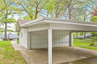 The epitome of a classic 1930s lake cottage, beautifully - photo 7
