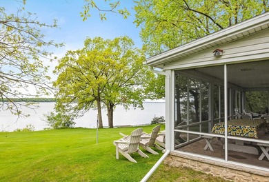 The epitome of a classic 1930s lake cottage, beautifully - photo 8