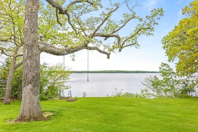 The epitome of a classic 1930s lake cottage, beautifully - photo 10