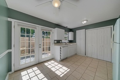 Beautifully updated condo/townhome conveniently located just - photo 5