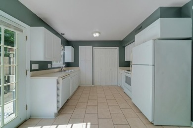 Beautifully updated condo/townhome conveniently located just - photo 6