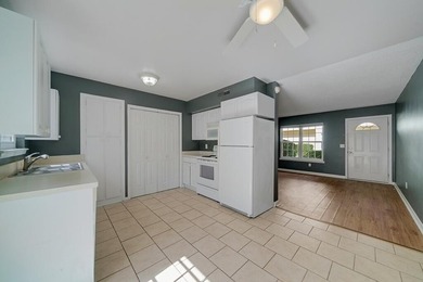 Beautifully updated condo/townhome conveniently located just - photo 7
