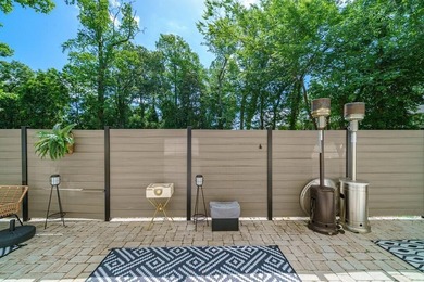 Beautifully updated condo/townhome conveniently located just - photo 8