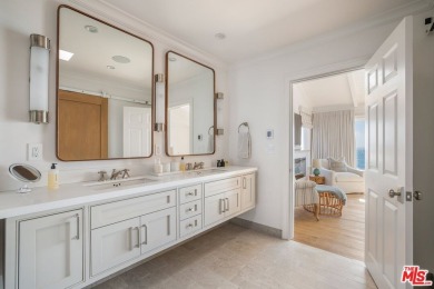 This picture-perfect, East Coast-style oceanfront estate in the - photo 15