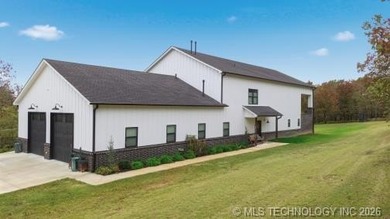Where Lake Living Meets the Comforts of Home. This beautiful - photo 2