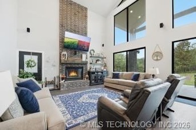 Where Lake Living Meets the Comforts of Home. This beautiful - photo 7