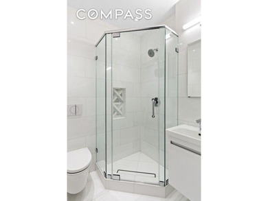 **Sophisticated Brownstone Two bedroom Co-op Apartment with - photo 15