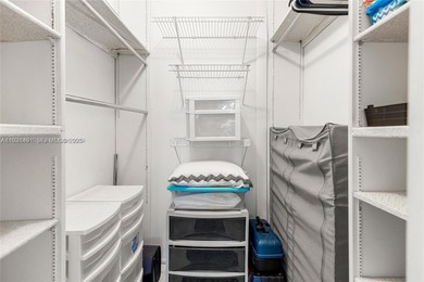 Large unit 1.100 sq ft one bedroom and 1.5 bathroom plus Den you