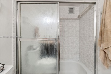 Large unit 1.100 sq ft one bedroom and 1.5 bathroom plus Den you