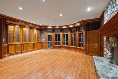 This stunning luxury home seamlessly combines refined elegance - photo 28