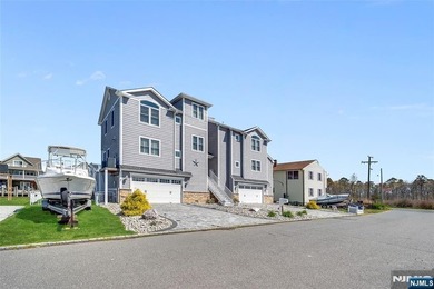 Welcome to your dream waterfront retreat in the heart of - photo 1