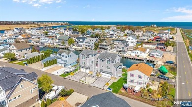 Welcome to your dream waterfront retreat in the heart of - photo 3