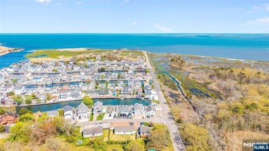 Welcome to your dream waterfront retreat in the heart of - photo 5