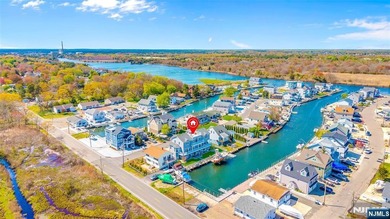 Welcome to your dream waterfront retreat in the heart of - photo 7