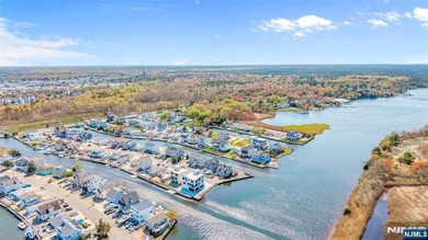 Welcome to your dream waterfront retreat in the heart of - photo 9