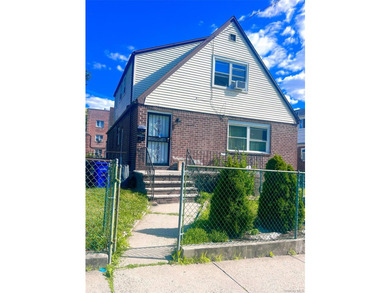Newly renovated two family house in the heart of the Bayside - photo 1