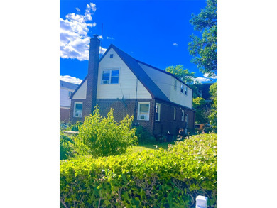 Newly renovated two family house in the heart of the Bayside - photo 4