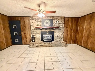 Charming 3-bedroom, 1.5-bath home with Pergo wood and tile - photo 12