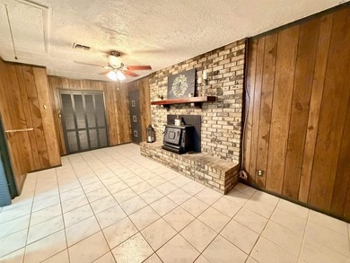 Charming 3-bedroom, 1.5-bath home with Pergo wood and tile - photo 14
