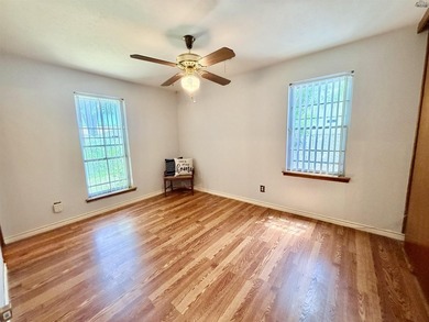 Charming 3-bedroom, 1.5-bath home with Pergo wood and tile - photo 16