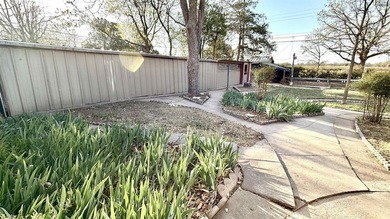 Charming 3-bedroom, 1.5-bath home with Pergo wood and tile - photo 26