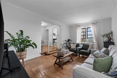 Bright top-floor 2-bedroom co-op for sale in Norwood, Bronx - photo 1