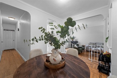 Bright top-floor 2-bedroom co-op for sale in Norwood, Bronx - photo 3