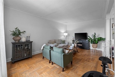 Bright top-floor 2-bedroom co-op for sale in Norwood, Bronx - photo 4