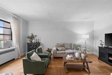 Bright top-floor 2-bedroom co-op for sale in Norwood, Bronx - photo 5