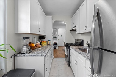 Bright top-floor 2-bedroom co-op for sale in Norwood, Bronx - photo 7