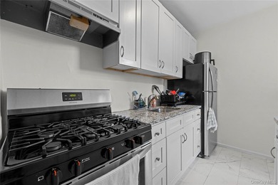 Bright top-floor 2-bedroom co-op for sale in Norwood, Bronx - photo 8