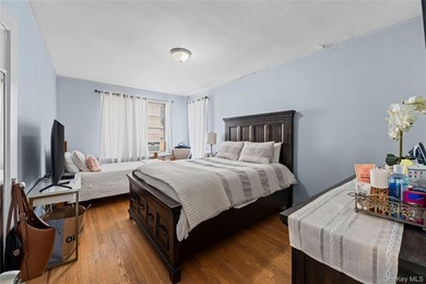 Bright top-floor 2-bedroom co-op for sale in Norwood, Bronx - photo 9
