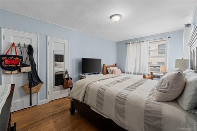 Bright top-floor 2-bedroom co-op for sale in Norwood, Bronx - photo 10