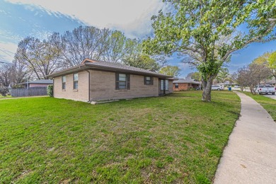 Well-maintained 3-bedroom, 2-bath home situated on a spacious - photo 21